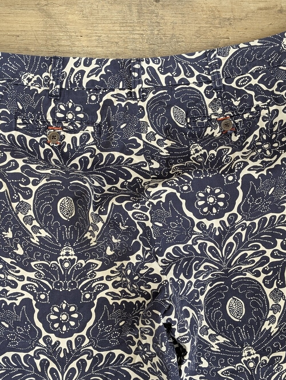 Lands End cropped straight leg Hawaiian blue/white floral print pants. Size 14 - Picture 4 of 9